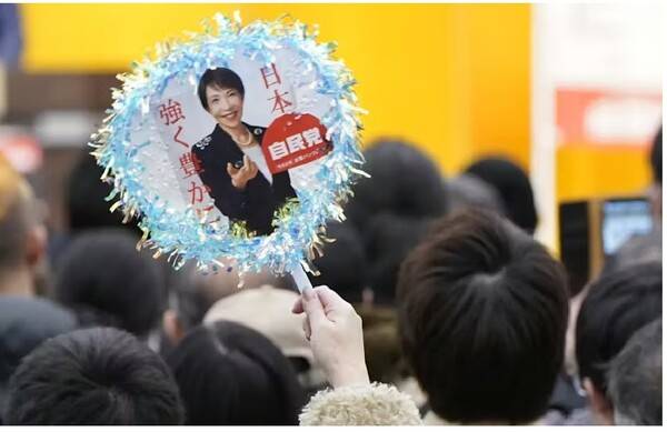 지난 1월 사이타마 현 가와고에 시에서 열린 선거 유세장에서 지지자들이 다카이치 총리 모습을 담은 부채를 흔들고 있는 모습. 부채에는 "일본을 강하고 풍요롭게"라는 글귀가 적혀 있다.&nbsp; 일본경제신문 2월 10일