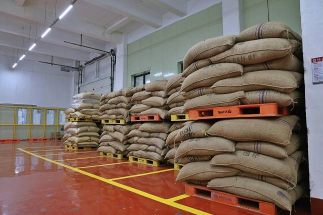 롯데웰푸드 양산공장 초코 생산동 1층에 적재된 카카오 빈./사진=롯데웰푸드 제공