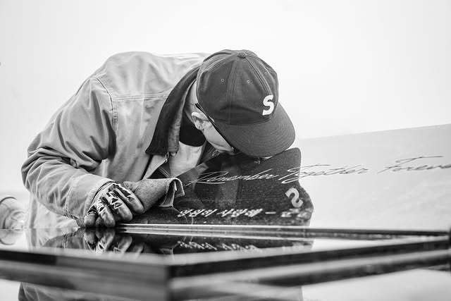 고 서희원 묘비에 입맞춤하는 구준엽 (사진=뉴스1)