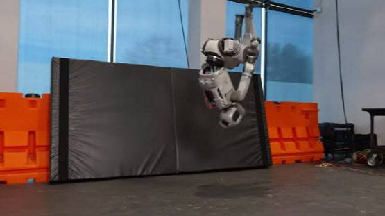 보스턴다이내믹스의 휴머노이드 로봇 아틀라스가 백덤블링을 하는 모습(사진=현대차).