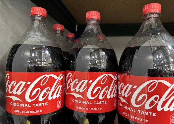미 캘리포니아주의 한 식료품점에 진열된 코카콜라. (사진=AFP)