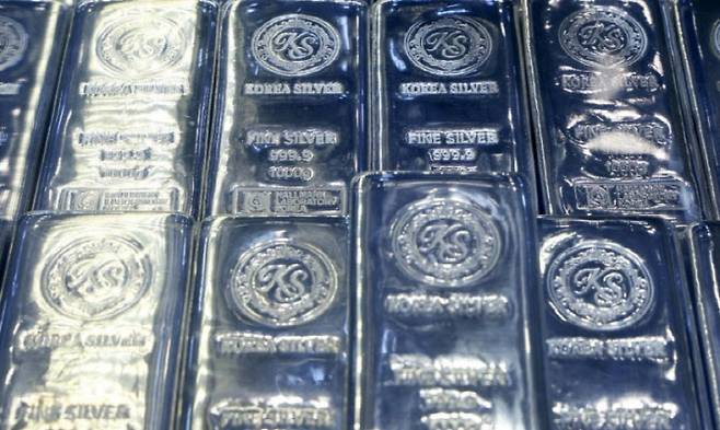 서울 시내 한 금은방에 실버바가 진열돼 있다. (사진=뉴스1)