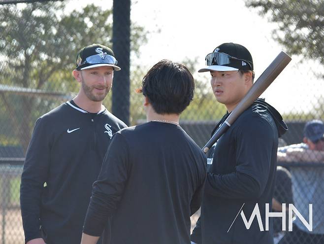 (무라카미(오른쪽)가 11일 타격훈련에 앞서 통역을 가운데 두고 타격코치와 이야기를 나누고 있다)