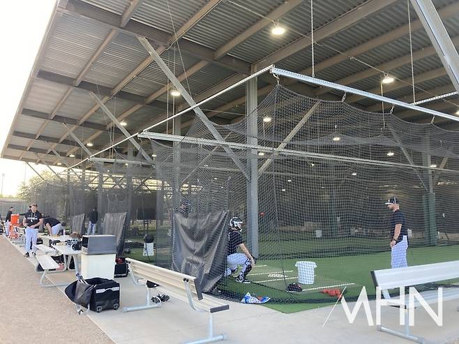 (시카고 화이트삭스 포수들이 11일 미국 애리조나주 스프링캠프에서 훈련을 하고 있다)