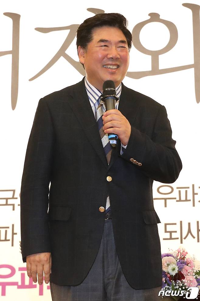 정치평론가 고성국 박사가 19일 오후 서울 여의도 국회도서관 대강당에서 열린 '자유우파 필승 대전략'(고성국, 이종근 지음) 저자와의 대화에서 인사말을 하고 있다. 2019.4.19 ⓒ 뉴스1 임세영 기자