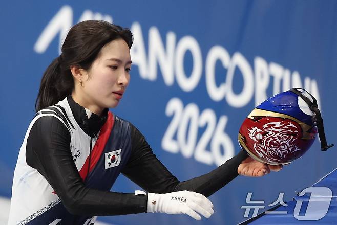 쇼트트랙 대표팀 김길리가 10일(현지시간) 이탈리아 밀라노 아이스 스케이팅 아레나에서 열린 혼성 2,000m 계주 준결승 경기를 마치고 아쉬워 하고 있다. 2026.2.10 ⓒ 뉴스1 김진환 기자