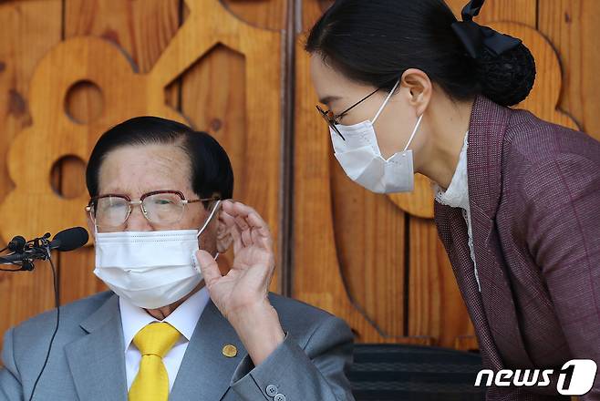 지난 2020년 3월2일 경기도 가평군 신천지예수교 증거장막성전(신천지) 평화의 궁전에서 열린 기자회견에서 이만희 총회장이 신종 코로나감염증(코로나19) 사태와 관련한 취재진의 질문을 관계자를 통해 전해 듣고 있다. 2020.3.2 ⓒ 뉴스1 허경 기자