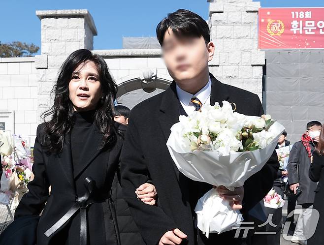 이부진 호텔신라 사장이 9일 서울 강남구 휘문고등학교에서 열린 아들 임동현군의 졸업식에 참석해 함께 이동하고 있다. 2026.2.9 ⓒ 뉴스1 권현진 기자