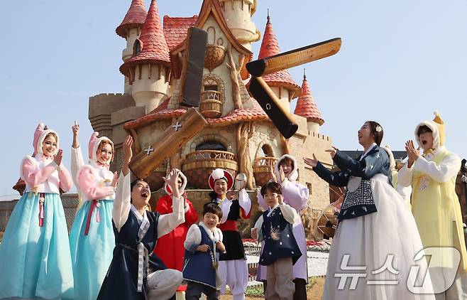 지난해 설 연휴를 앞두고 부산 기장군 롯데월드 어드벤처 부산에서 한복을 입은 모델들이 윷놀이를 즐기고 있다. 2025.1.22 ⓒ 뉴스1 윤일지 기자