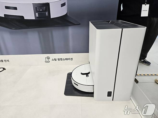 삼성전자가 2026년형 '비스포크 AI 스팀' 로봇청소기를  11일 공개했다.ⓒ 뉴스1/김진희 기자.