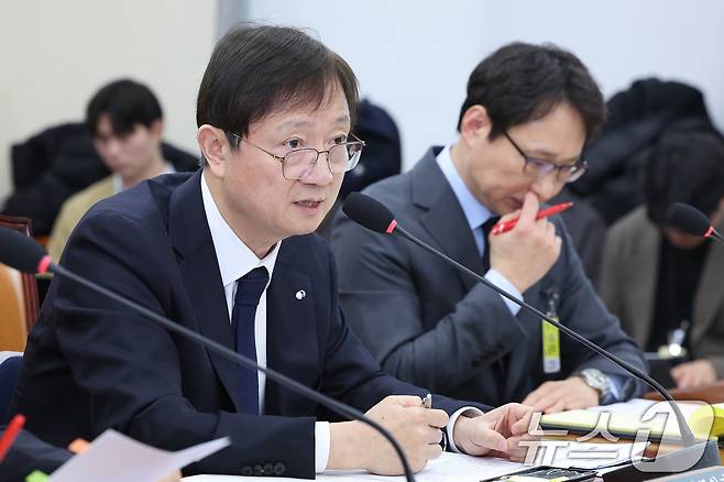 이찬진 금융감독원장이 11일 서울 여의도 국회 정무위원회에서 열린 빗썸의 비트코인 오지급 사태와 관련 긴급현안질의에 출석해 의원 질의에 답변하고 있다. 2026.2.11 ⓒ 뉴스1 신웅수 기자