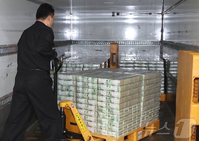 설날을 앞둔 11일 서울 중구 한국은행 본점에서 현금 운송 관계자들이 시중은행에 공급될 설 자금 방출 작업을 하고 있다. 2026.2.11 ⓒ 뉴스1 사진공동취재단