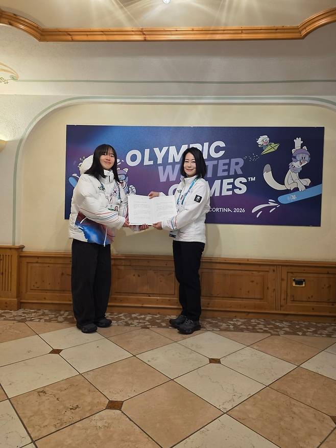 유승은(왼쪽)이 대한체육회 김나미 사무총장으로부터 이재명 대통령의 축전을 전달받고 있다. 사진 | 대한체육회