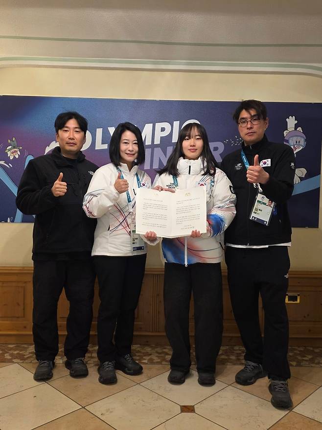 (왼쪽부터) 이창호 스노보드 슬로프스타일·빅에어 코치, 김나미 대한체육회 사무총장, 유승은, 김수철 스노보드 하프파이브 감독이 이재명 대통령 축전을 받은 후 기념촬영을 하고 있다. 사진 | 대한체육회