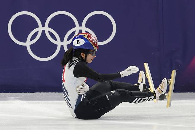 10일(현지시간) 이탈리아 밀라노 아이스스케이팅 아레나에서 열린 2026 밀라노ㆍ코르티나 동계올림픽 쇼트트랙 혼성계주 준결승에서 미국 선수에 걸려 넘어진 한국 김길리가 고통스러워하고 있다. 사진 | 밀라노=연합뉴스