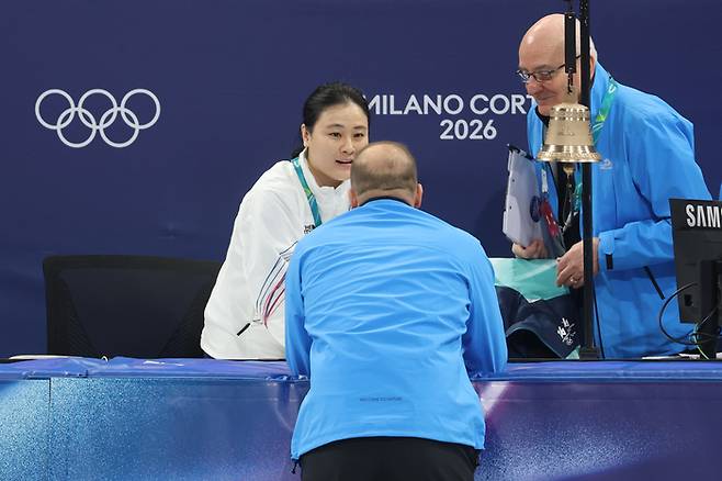 10일(현지시간) 이탈리아 밀라노 아이스스케이팅 아레나에서 열린 2026 밀라노ㆍ코르티나 동계올림픽 쇼트트랙 혼성계주 준결승에서 김길리가 미국팀과 충돌해 넘어지자 경기가 끝난 뒤 김민정 코치과 심판진과 대화를 나누고 있다. 사진 | 밀라노=연합뉴스