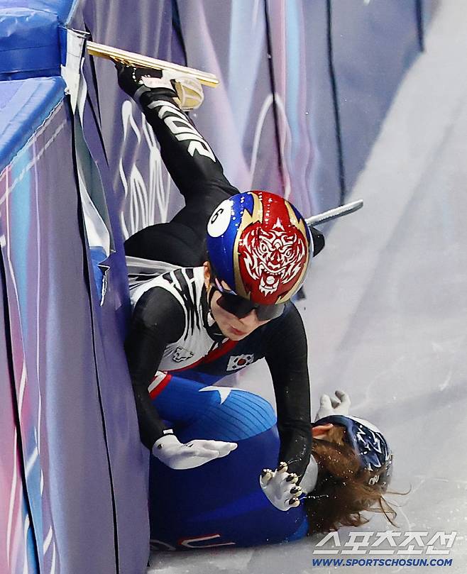 10일 이탈리아 밀라노 아이스스케이팅 아레나에서 쇼트트랙 혼성 계주 경기가 열렸다. 준결승 미국팀과 충돌하며 넘어진 김길리. 밀라노(이탈리아)=송정헌 기자songs@sportschosun.com/2026.02.10/