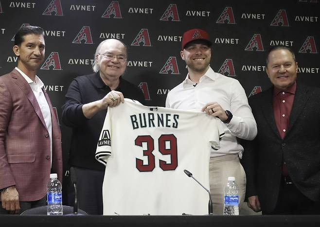 코빈 번스는 2024년 12월 6년 2억1000만달러에 FA 계약을 맺고 애리조나 D백스 유니폼을 입었다. 맨 오른쪽은 에이전트 스캇 보라스. AP연합뉴스