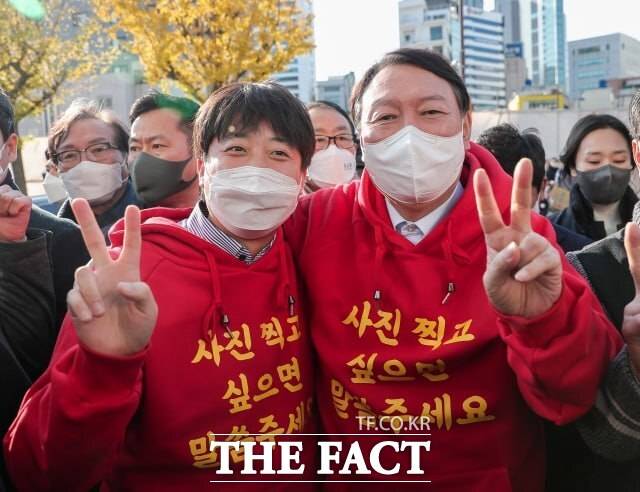 당 안팎에서는 이준석 전 대표 중징계를 기점으로 윤리위 기능과 위상이 달라졌다는 분석이 나온다. 사진은 2021년 7월 당시 이 전 대표와 윤석열 당시 대통령 후보. /더팩트 DB