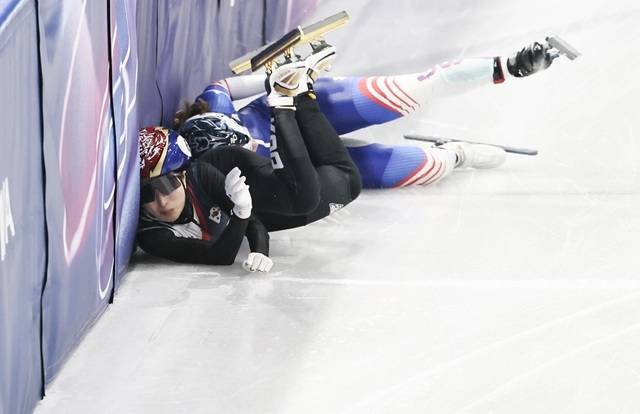 쇼트트랙 여자 대표팀 주축 김길리(성남시청)가 2026 밀라노·코르티나담페초 동계올림픽 혼성 2000m 계주 준결승에서 미국 선수와 충돌했으나 큰 부상은 피했다. /뉴시스