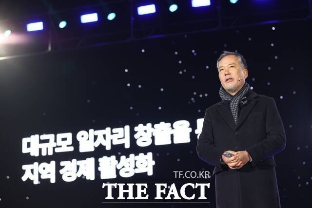 11일 오후 전주시 완산구 효자동3가 '전주 관광타워 복합개발사업' 부지에서 열린 자광 기공 비전페스타 행사에서 전은수 자광 회장이 사업을 소개하고 있다. /자광