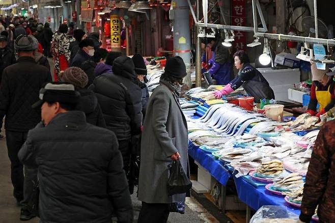 지난 9일 광주 북구 말바우시장에서 시민들이 장을 보고 있다. 연합뉴스