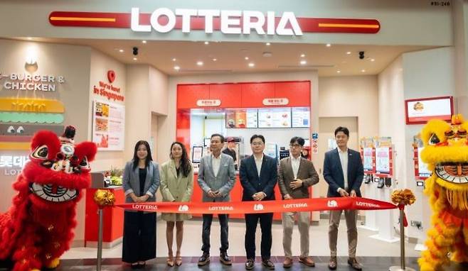 10일 싱가포르 주얼 창이 공항 지하 1층에 위치한 롯데리아 싱가포르 1호점 그랜드 오픈식에서  이원택 롯데GRS 대표(우측 3번쨰)와  알란 고 카트리나그룹 회장(우측 4번째)이 참석해 기념촬영을 하고 있다.롯데GRS 제공.