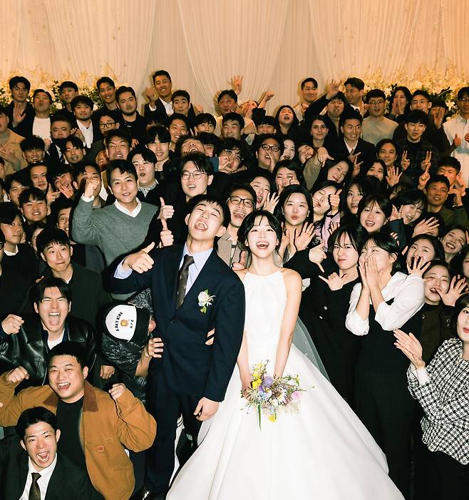 정형화된 포즈와 공장식 스냅을 벗어나는 열쇠는 기술이 아닌 사람들의 자연스러운 호응을 이끌어내는데 있다. 사진가의 역량이 중요한 이유다. / 메크투