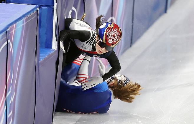 쇼트트랙 대표팀 김길리가 10일 이탈리아 밀라노 아이스 스케이팅 아레나에서 열린 혼성 2,000m 계주 준결승에서 미국 선수와 충돌하며 넘어지고 있다./뉴스1