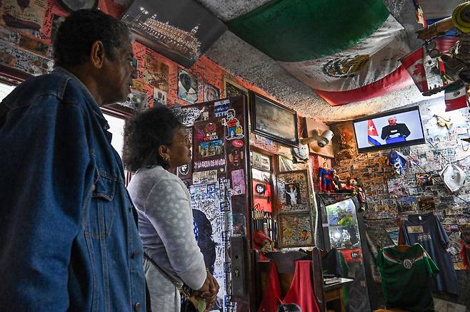 지난 5일 쿠바 수도 아바나에서 시민들이 미겔 디아스카넬(오른쪽 TV 속 인물) 쿠바 대통령이 연설하는 모습을 지켜보고 있다. /AFP 연합뉴스