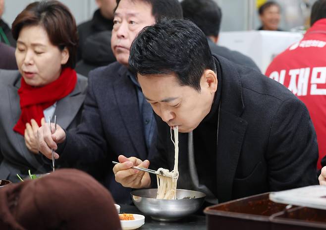 국민의힘 장동혁 대표가 11일 대구 서문시장을 방문해 국수를 먹고 있다. /연합뉴스