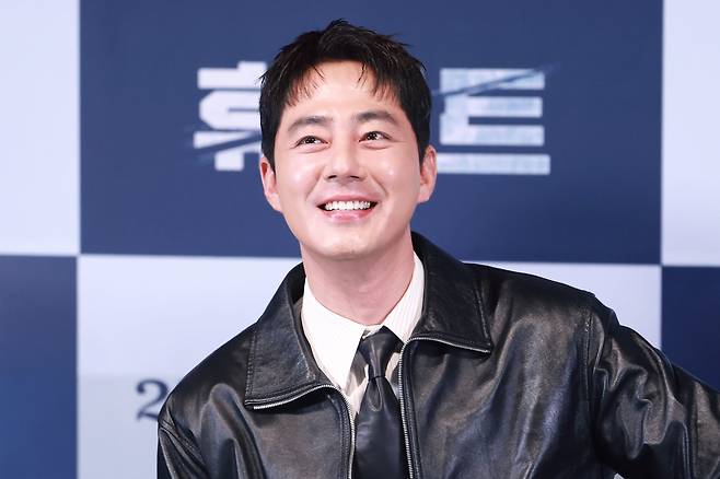 배우 조인성이 4일 오후 서울 용산구 CGV용산아이파크몰에서 열린 영화 '휴민트' 언론시사회 및 기자간담회에서 환하게 웃고 있다. /연합뉴스