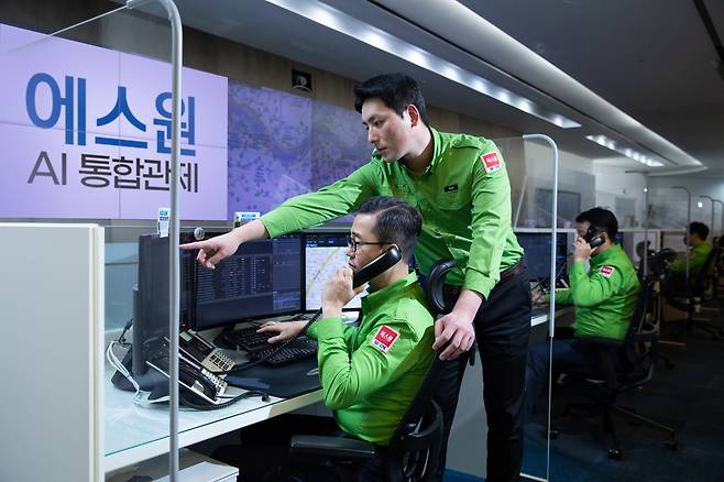 에스원 수원 보안관제센터 직원들이 근무중인 모습./에스원 제공