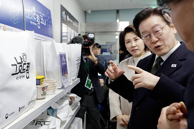 이재명 대통령과 김혜경 여사가 11일 충북 충주시건강복지타운 내 그냥드림 코너를 방문해 운영 현황을 점검하고 있다./뉴스1