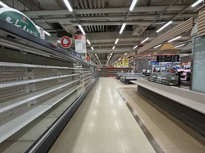 우유 등 신선식품 매대도 모두 비어 있으며, 폐점을 앞두고 상품이 빠져나가 매장이 한산한 분위기를 보이고 있다. 이다온 기자