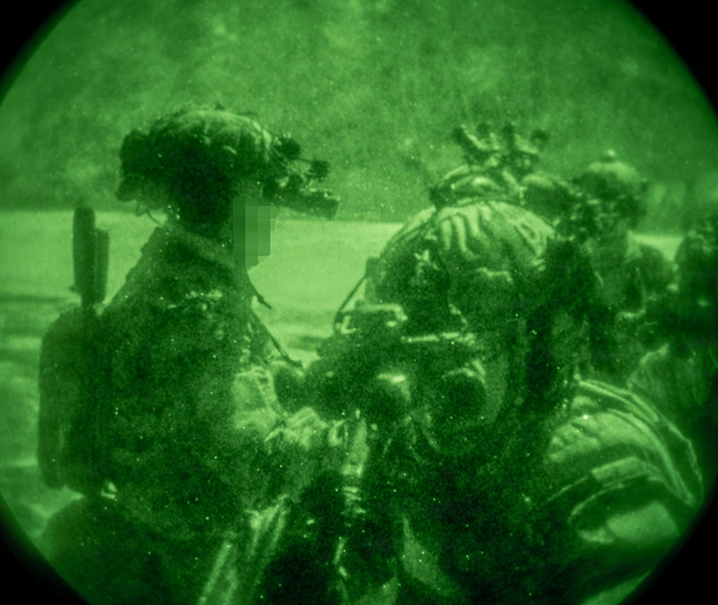 미 육군 최정예 특수부대인 ‘그린베레’ 대원과 한국 특수전사령부 대원들이 2일 밤 국내 모처에서 열린 야간 연합 공중 강습훈련에서 야간투시경을 쓰고 훈련을 하고 있다. 사진출처 미 국방부 SNS