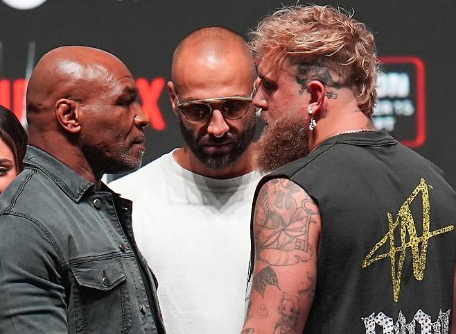 레이르담의 약혼남이자 유튜버 겸 복서 제이크 폴(오른쪽)이 2024년 ‘핵주먹’ 마이크 타이슨과의 경기를 앞두고 열린 기자회견에서 맞대면하고 있는 모습. 어빙=AP 뉴시스