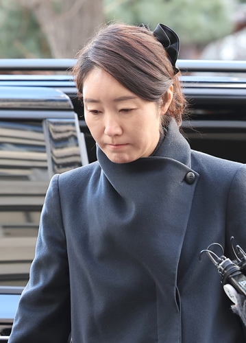 2022년 지방선거를 앞두고 전 사무국장 남모 씨를 통해 김경 서울시의원이 공천 대가로 건넨 1억원을 수수한 혐의를 받는 무소속 강선우 의원이 3일 서울 마포구 서울경찰청 공공범죄수사대로 출석하고 있다.   [연합뉴스]