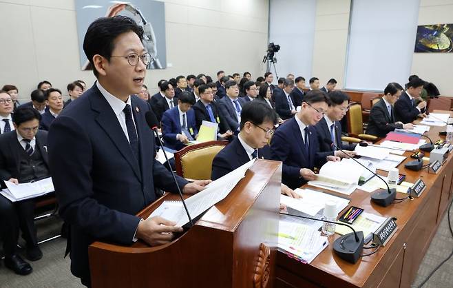 배경훈 과학기술 부총리 겸 과학기술정보통신부 장관이 11일 국회에서 열린 과학기술정보방송통신위원회 전체회의에서 업무보고를 하고 있다. 연합뉴스