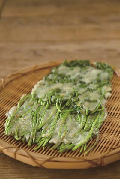 선재스님이 만든 미나리감자전. 한겨레 자료