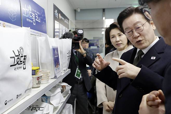 이재명 대통령과 김혜경 여사가 11일 충북 충주시건강복지타운 그냥드림 사업장을 방문해 관계자와 운영 현황에 대한 이야기를 나누고 있다. ‘그냥드림\'은 정부가 생계에 어려움을 겪는 국민을 위해 기본 먹거리·생필품을 지원하는 사업이다. 청와대사진기자단