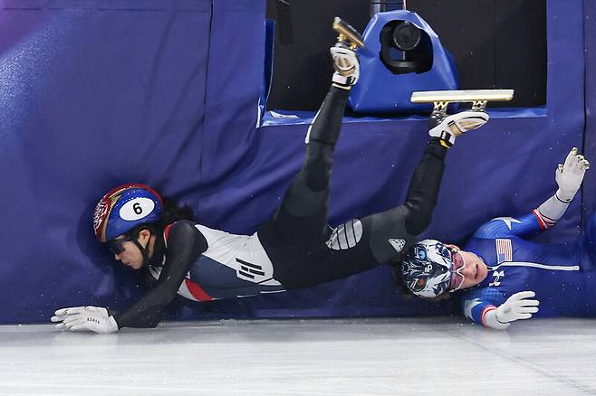 김길리가 10일(현지시각) 이탈리아 밀라노 아이스스케이팅 아레나에서 열린 2026 밀라노·코르티나담페초겨울올림픽 쇼트트랙 혼성계주 준결승에서 미국의 커린 스토더드와 충돌해 넘어지며 펜스에 부딪히고 있다. 연합뉴스