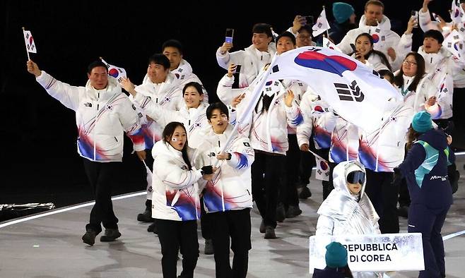 한국 선수단이 6일(현지시각) 이탈리아 밀라노 산시로 스타디움에서 열린 2026 밀라노·코르티나담페초 겨울올림픽 개회식에서 입장하고 있다. 밀라노/연합뉴스
