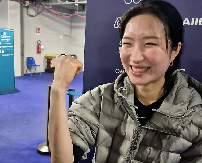 쇼트트랙 김길리가 11일(현지시각) 훈련을 마친 뒤 취재진과 인터뷰하며 팔꿈치 부상을 보여주고 있다. 밀라노/연합뉴스