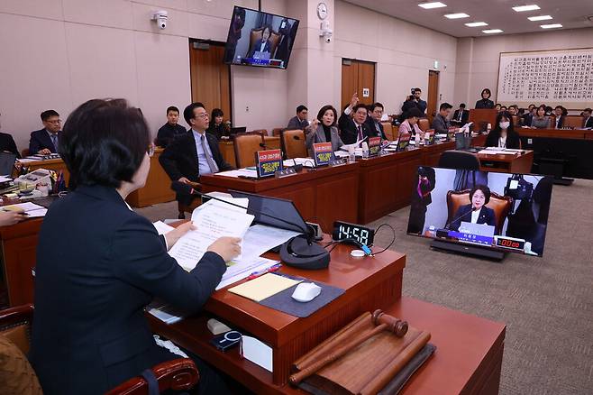 국민의힘 법제사법위원회 위원들이 11일 오후 국회에서 열린 법사위 전체회의에서 회의 진행에 관해 추미애 위원장에게 항의하고 있다. 김영원 기자 forever@hani.co.kr