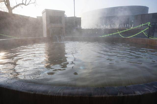 충남 아산시 도고온천 파라다이스 스파 도고의 노천 편백탕에서 김이 나고 있다. 아산=이한호 기자