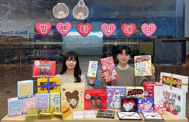 GS25는 밸런타인데이를 맞아 몬치치를 필두로 다양한 선물 세트를 준비했으며, 2월부터 두 달간 'GS25 달콤 페스티벌'을 운영한다. GS25 제공