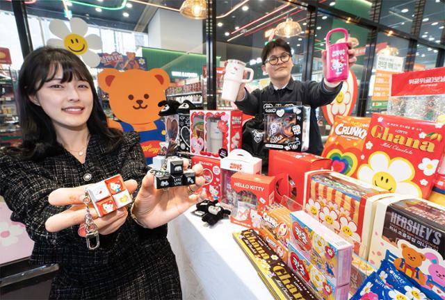 세븐일레븐은 헬로키티, 위글위글, 이나피스퀘어 등 3대 지식재산권(IP)을 활용한 기획 상품을 출시했다. 모델이 헬로키티 키캡 키링 등 협업 상품을 소개하고 있다. 세븐일레븐 제공