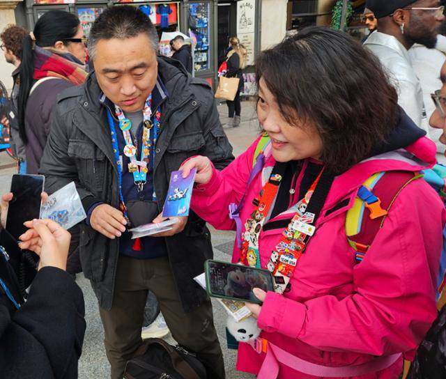 7일 이탈리아 밀라노 두모오 대성당 근처에서 '핀 컬렉터'들이 한국 기자에게 다가와 핀 교환을 제안하고 있다. 밀라노=김진주 기자