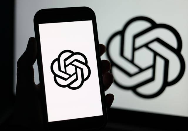 오픈AI 로고가 휴대폰과 화면에 표시되고 있는 모습. 이 사진은 1월 영국 리버풀에서 촬영됐다. EPA 연합뉴스